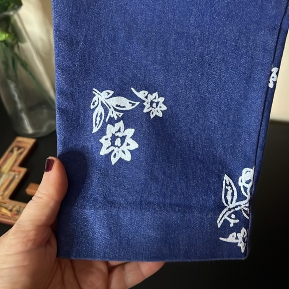 OLD NAVY Denim Blue/White Floral Pattern Mid Rise Pixie Pants, Size 6, EUC. - Picture 6 of 7